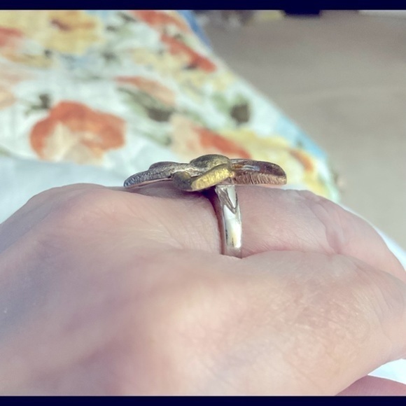 Rose, gold, silver floral motif ring. Size 7. Rhodium over .925 silver. - Picture 4 of 10
